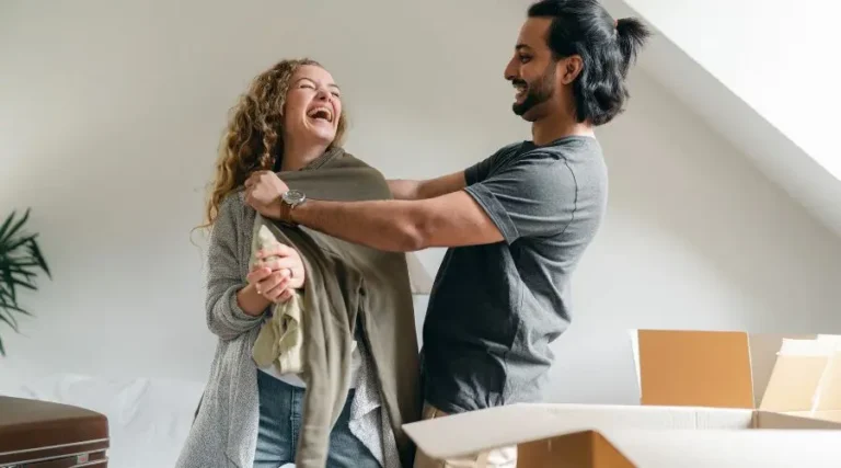 Couple heureux de déménager dans sa nouvelle maison à bon taux hypothécaire